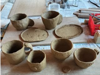 手びねりによる、カップやお茶碗などのオリジナル作品をお作りいただけます。作りたいものに沿って、丁寧にご指導いたします。