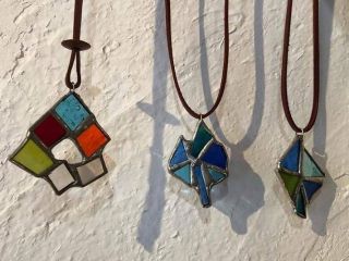 かわいいオリジナルのアクセサリー作品をお作りいただけます。ペンダント、ブローチ、キーホルダーにできます。 作りたいものに沿って、丁寧にご指導いたします。