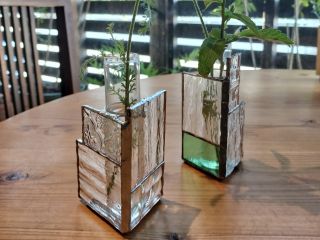 素敵なステンドグラス一輪挿し作品をお作りいただけます。 オリジナルな形を作ったり見本に沿って作ったり、アレンジをしながら丁寧にご指導いたします。