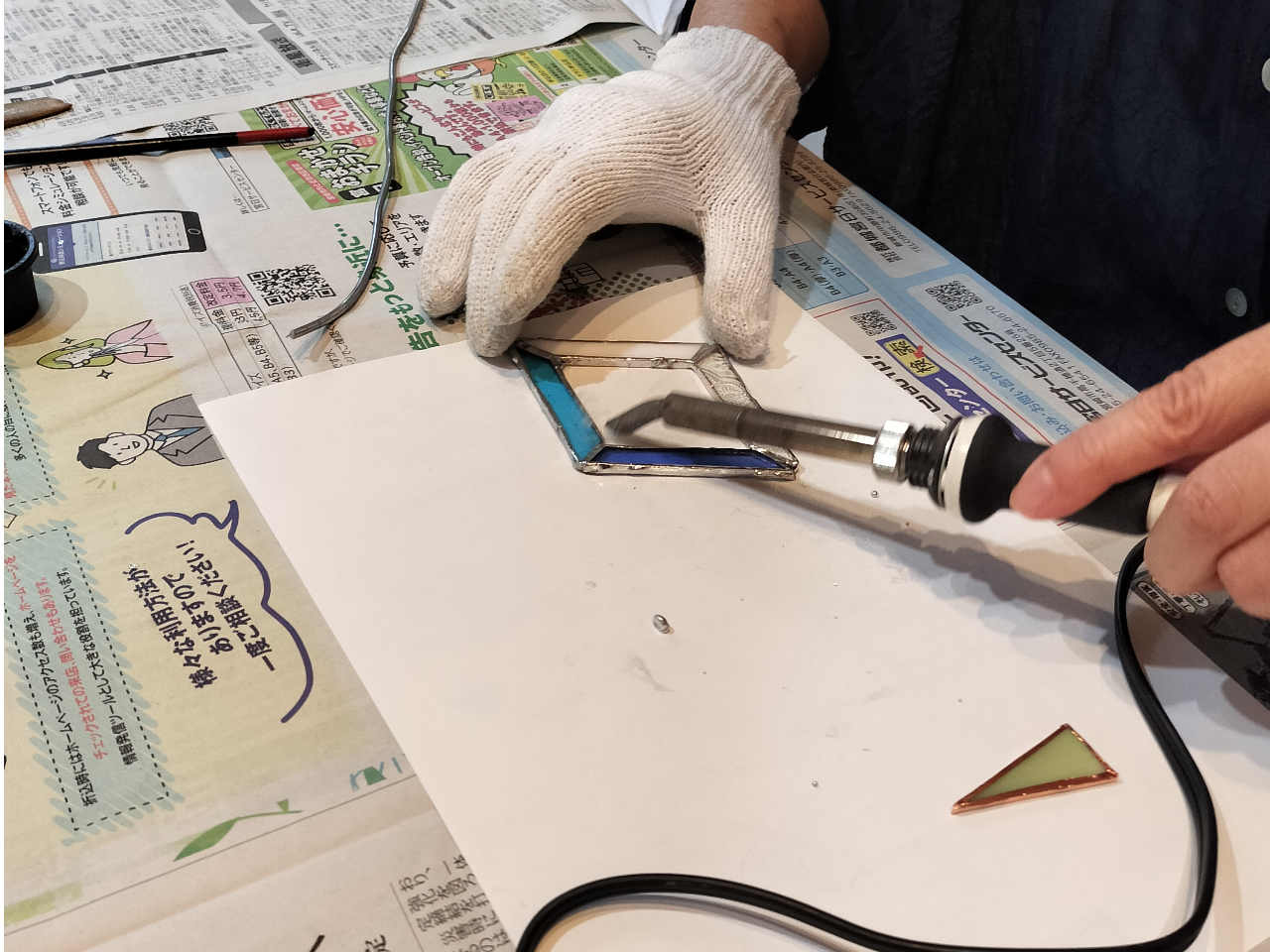 ガラスピースをはんだごてで接着していきます。