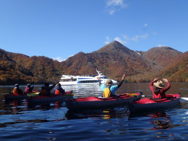 遊覧船に手を振った後には楽しい波がやってきます!