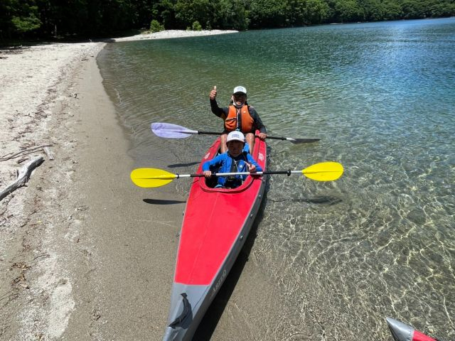 こんな綺麗な浜に上陸して、夏は水遊びも楽しめます!のんびりと浜でくつろぐのも良いですね。