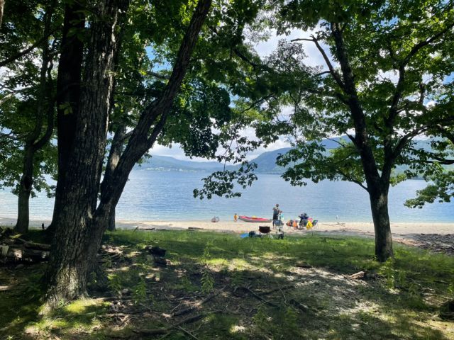 こんな綺麗な浜に上陸して、夏は水遊びも楽しめます!のんびりと浜でくつろぐのも良いですね。