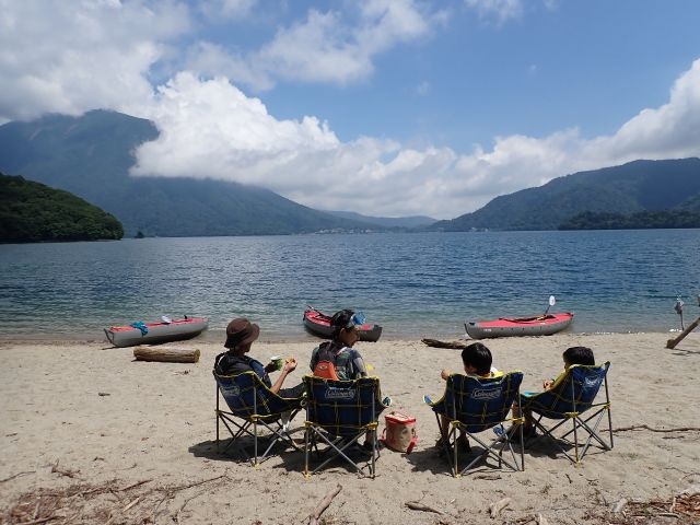 漕いだ先でのんびり過ごすコーヒータイムは至福の時。持って来たおやつを食べよう!水遊びもめいっぱい楽しんで!