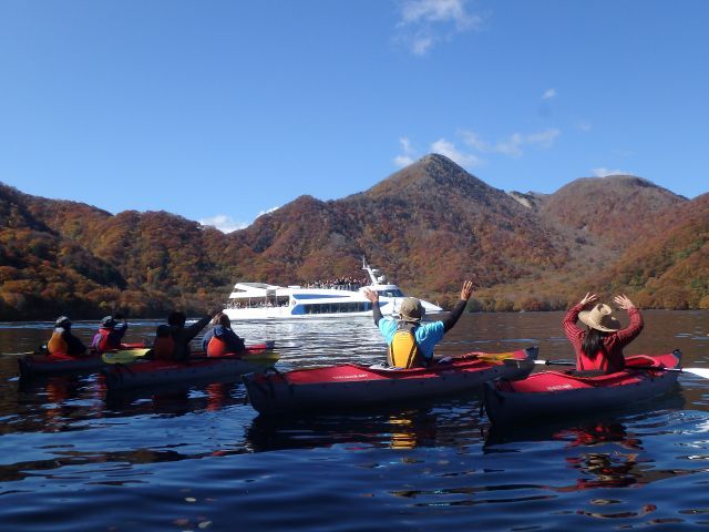 遊覧船に手を振った後には楽しい波がやってきます!