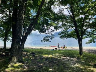 こんな綺麗な浜に上陸して、夏は水遊びも楽しめます!のんびりと浜でくつろぐのも良いですね。