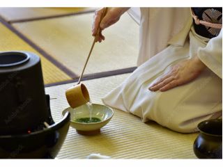 和室でのマナーやお抹茶の頂き方を練習したあとミニ茶道体験していただきます。最後に美味しいお抹茶と練り切りを召し上がって頂けます!