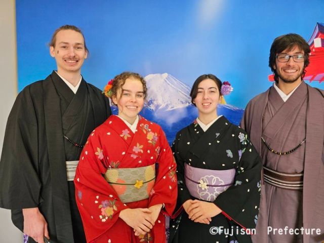 屋内、桜パネル前にて