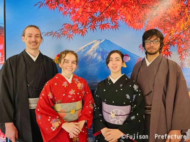 屋内、紅葉パネルの前にて