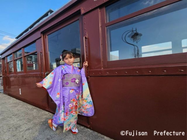 昔の富士急行線の車両が駅前に常設されてます。
