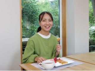 出来立ての苺バターをワッフルにのせて実食。窓の外に広がるオクシズの緑を眺めながら、香り豊かなティータイムを楽しめます。