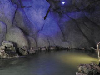 【洞窟露天風呂】札幌中心部とは思えない幻想空間。ライトアップされた洞窟露天風呂で、日常を忘れる癒しのひとときを。