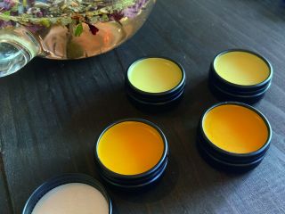 髪の毛から足の先まで、全身に使える万能軟膏です