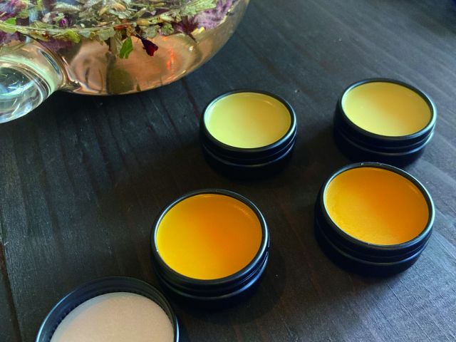 髪の毛から足の先まで、全身に使える万能軟膏です