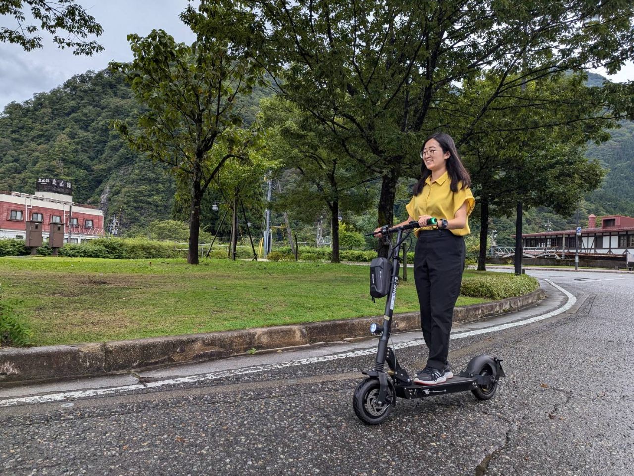 キックボードで風を感じる爽快ライド♪走行範囲は無限大♪電動キック