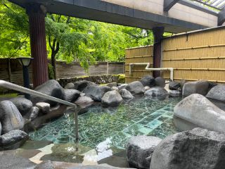 〜露天風呂〜 石組みされた露天風呂からは、垣根越しに森林と山並みが見渡せます。