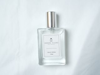 30mlのオードパルファムが完成します。ラベルは白と黒から選べてタイトルを刻印できます。
