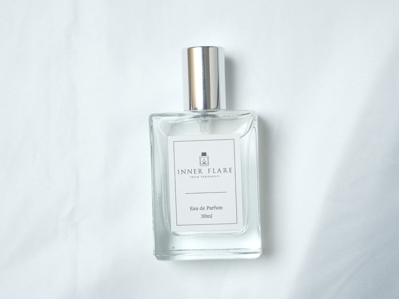 30mlのオードパルファムが完成します。ラベルは白と黒から選べてタイトルを刻印できます。