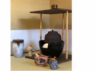 四畳半のお茶室にてお点前