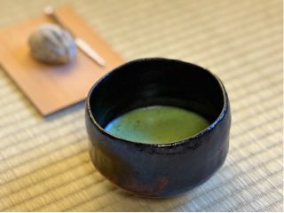 四畳半のお茶室にてお点前