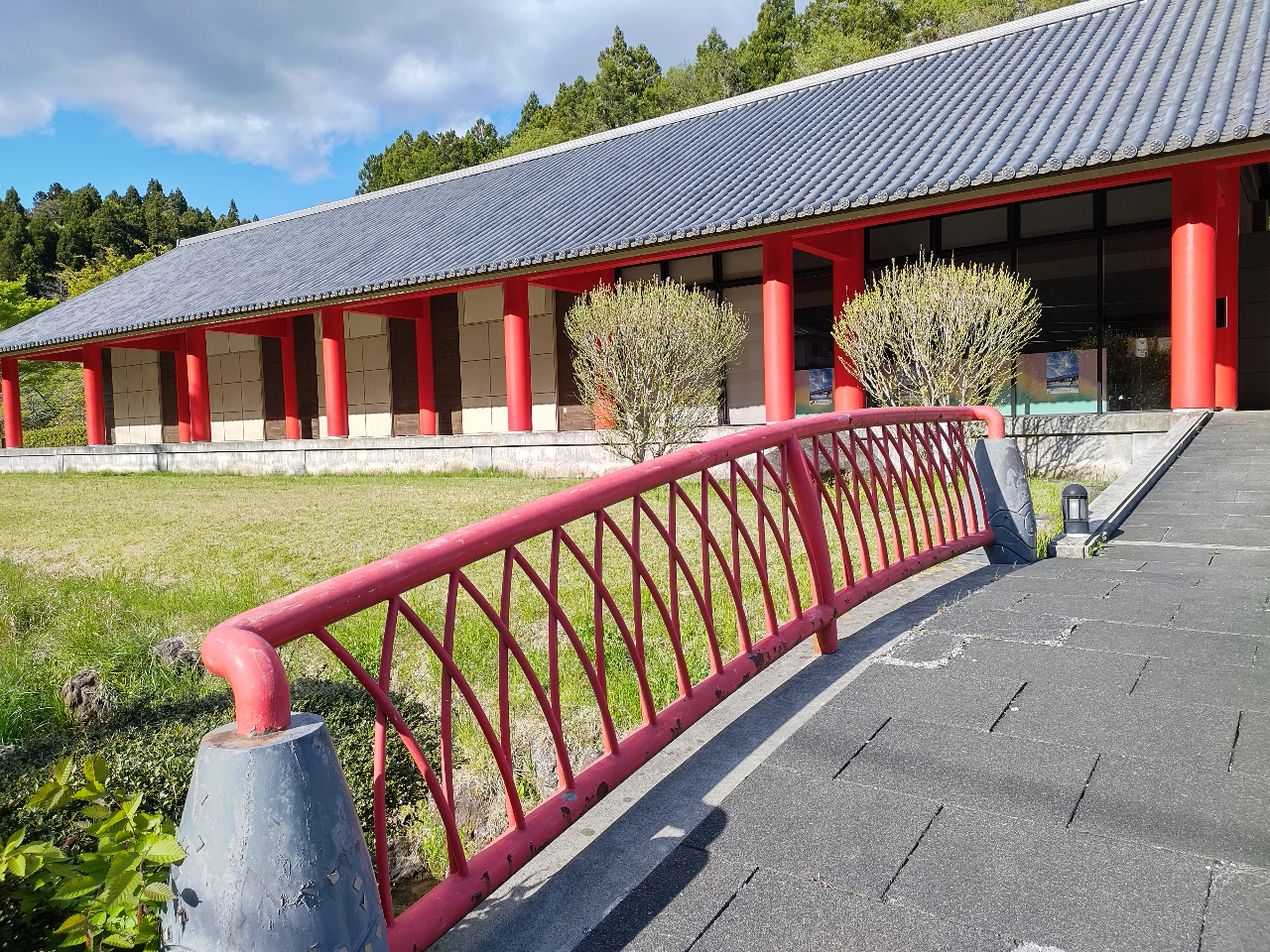 体験会場の天平ろまん館は、朱色の回廊がそびえ立つ美しいフォトスポットです。