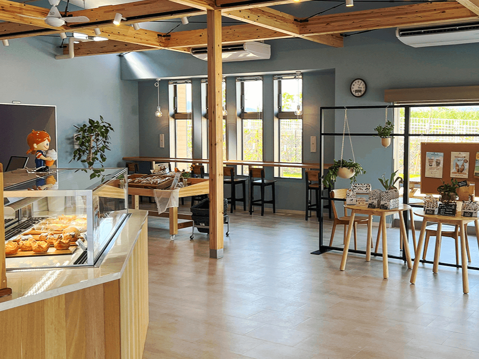 【直売所】摘みたていちごのパック販売やいちごスイーツなどを提供する直売所♪いちご狩りの受付もこちらで行います。