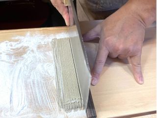切り|包丁を使って、そばの太さをそろえて切ります