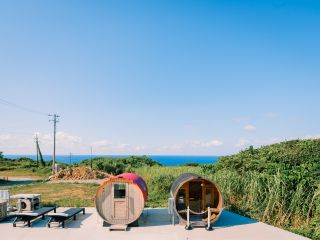 【ハルビアのバレルサウナ】沖縄の海を見ながら、サウナを楽しめます。 ※貸切は左側赤色のバレルサウナのみ利用可