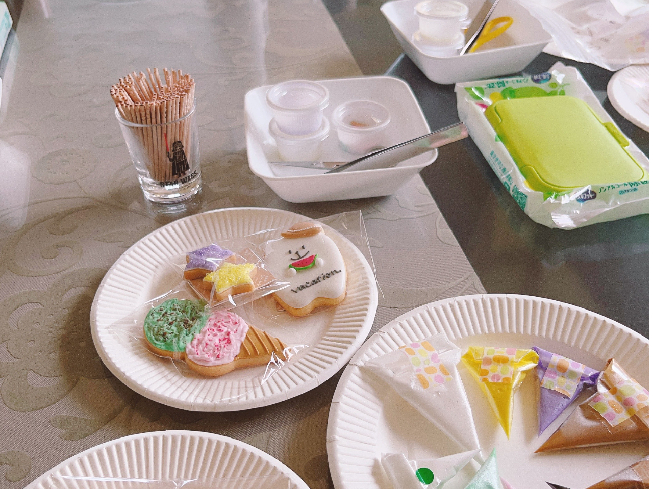 講師のデモを見て頂き、その後5枚のクッキーのアイシングをお楽しみください。お見本も近くに置いてあります。