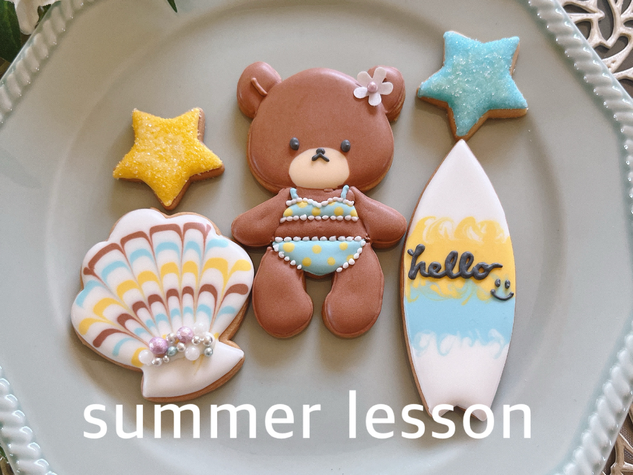 夏はかわいいビキニを着たくまちゃんをメインに貝殻、サーフボード、お星さまは2個、合計5枚のクッキーのアイシングをお楽しみ下さい!
