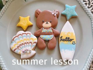 夏はかわいいビキニを着たくまちゃんをメインに貝殻、サーフボード、お星さまは2個、合計5枚のクッキーのアイシングをお楽しみ下さい!