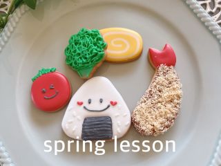 春はピクニックをイメージしてアイシングでお弁当を作ります!おにぎりやおかずなど5枚のクッキーのアイシングをお楽しみ下さい!