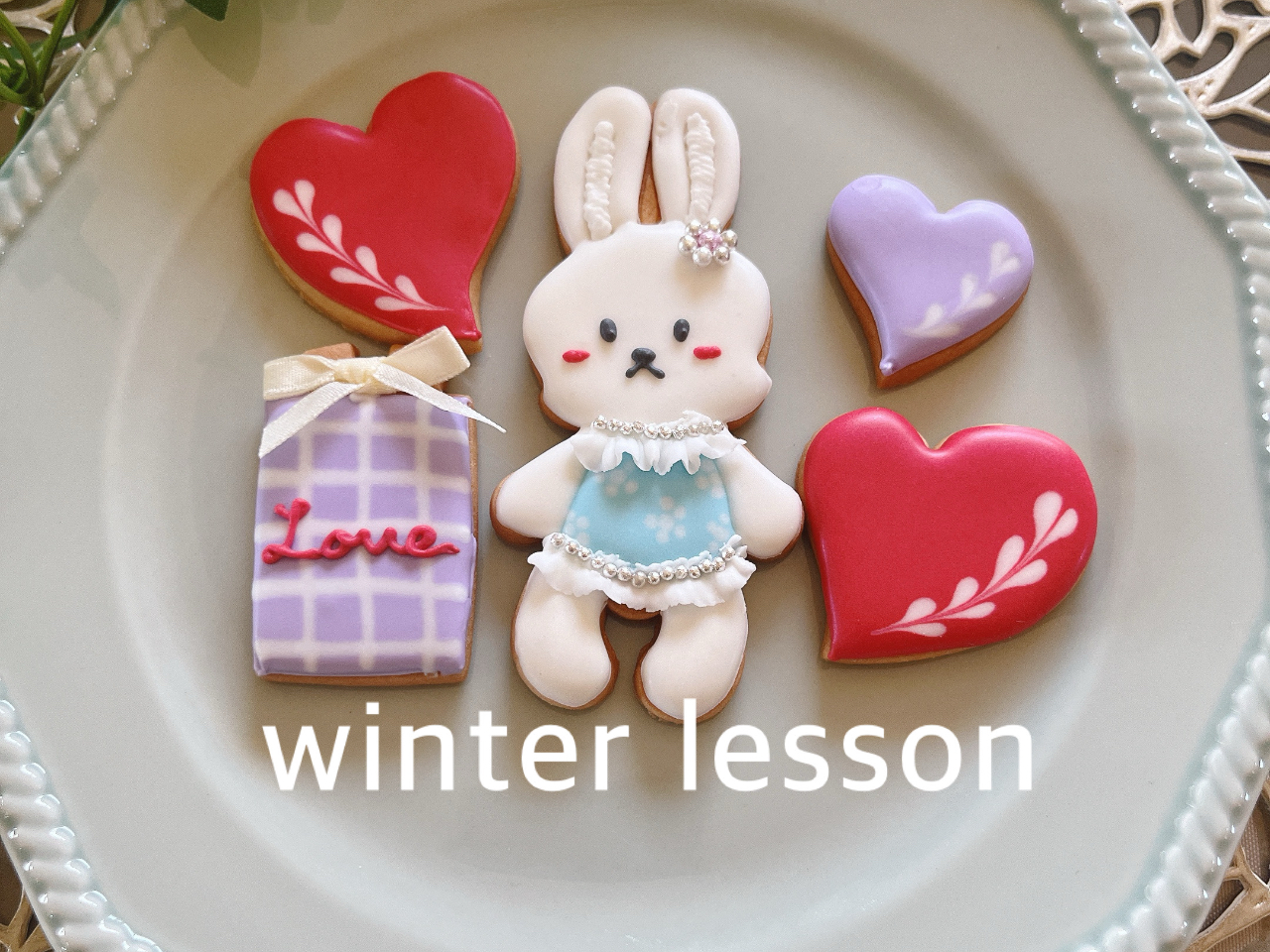 冬はフリル付きのお洋服を着たうさちゃん1枚、ハート3枚、プレゼント1枚、合計5枚のアイシングをお楽しみ下さい!フリルもご自身の手をぜかわいくフリフリしてください