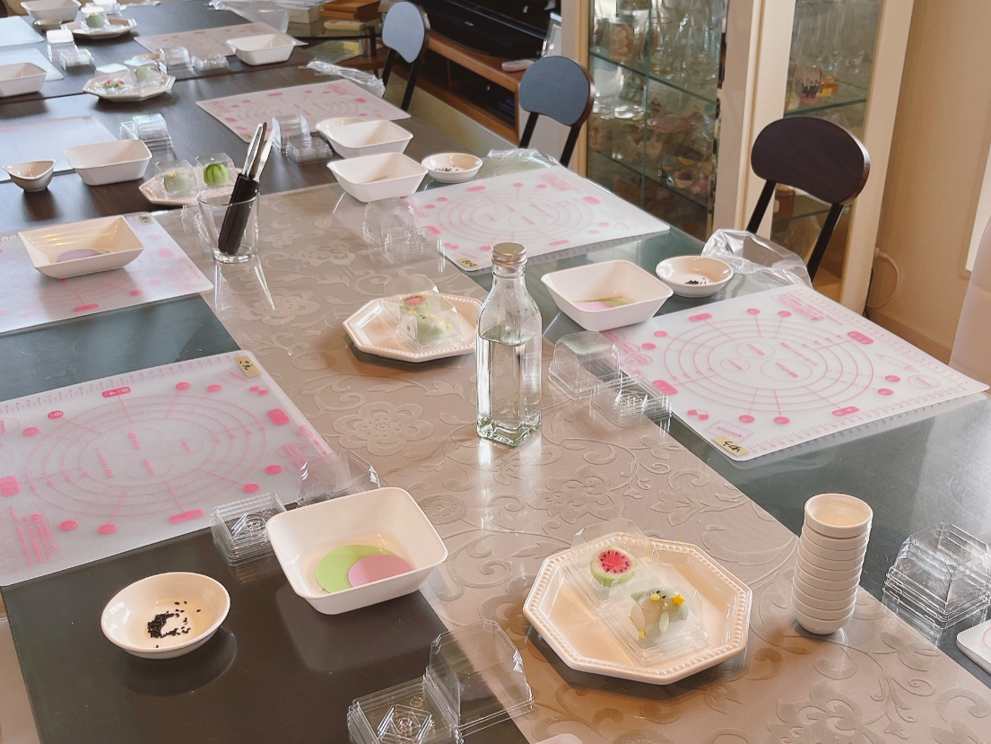 体験場所の様子です!近くにお見本も置いてあります。講師自宅でのレッスンなので、お家にいる感覚でリラックスして楽しんでください。
