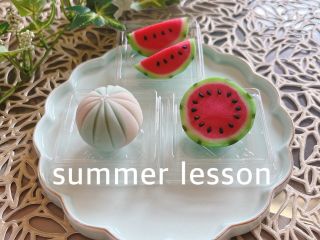 夏はスイカと爽やかカラーの手毬を作ります!手毬は2個同時に作れます。スイカのカットもぜひお楽しみ下さい!合計3個をお持ち帰り頂けます。