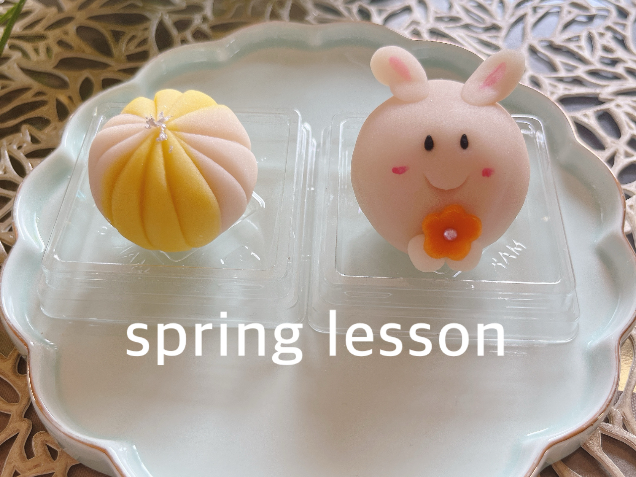 春はまん丸うさちゃんと温かい春カラーの手毬を作ります!手毬は同時に2個作れます。うさちゃんのお手てにはかわいい人参のお花が!合計3個お持ち帰り頂けます。