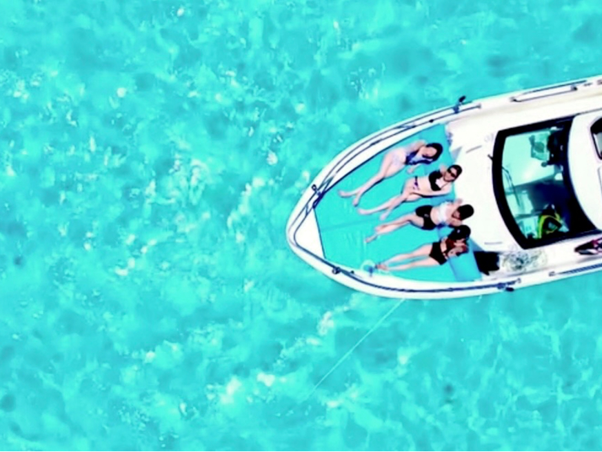 船首ベッドでのんびり!