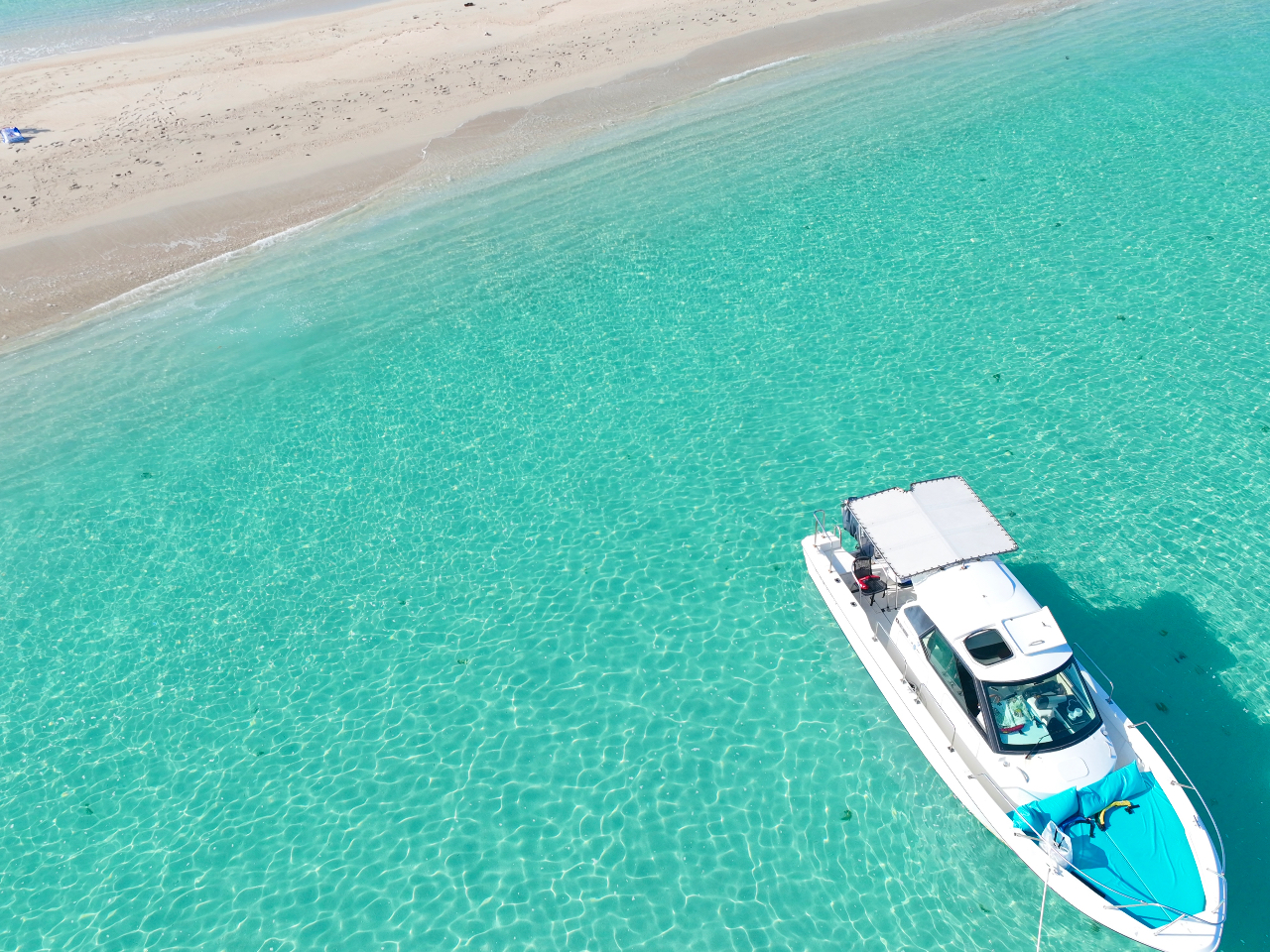 ボートでユニの浜上陸