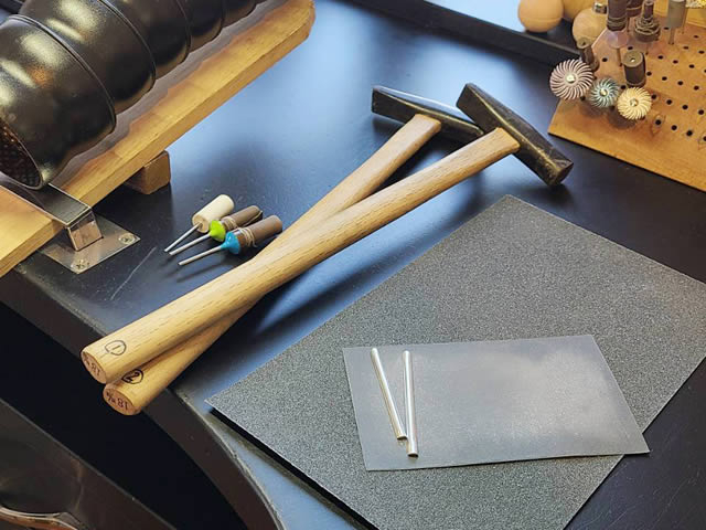 道具やエプロンは無料貸出なので、手ぶらで来店♪プロユースの専用彫金道具を使って作るので高品質な指輪が完成します。