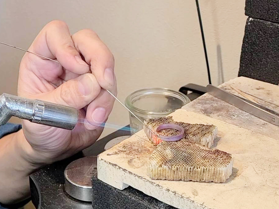 丸いリングの形になったら、職人が溶接をして切れ目を繋ぎます