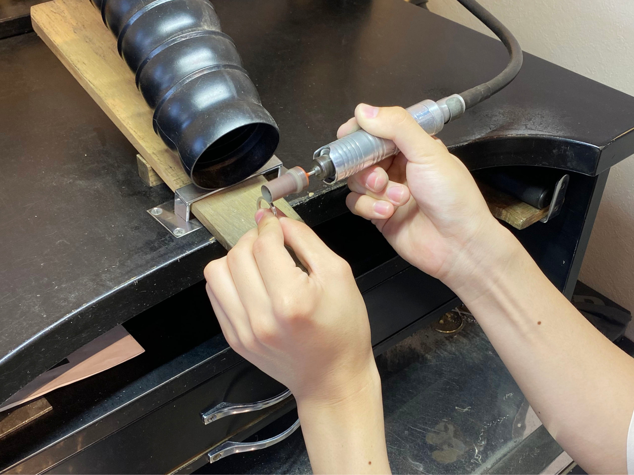 切れ目が繋がったら、形をきれいに整えて磨いていきます