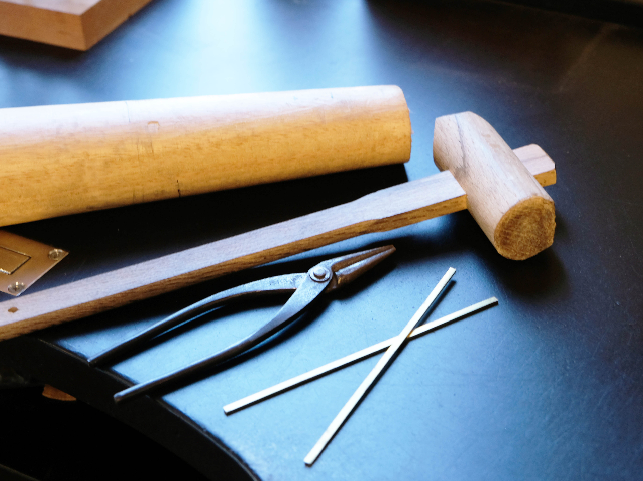 バングル制作は曲げる、叩く、磨くの手順になります。難しく感じる場合は職人がお手伝いいたしますのでご安心ください。