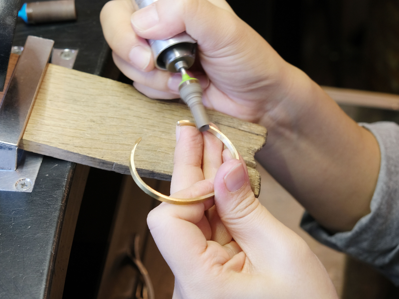 バングル全体を磨いてくことで、輝きがでてきます。