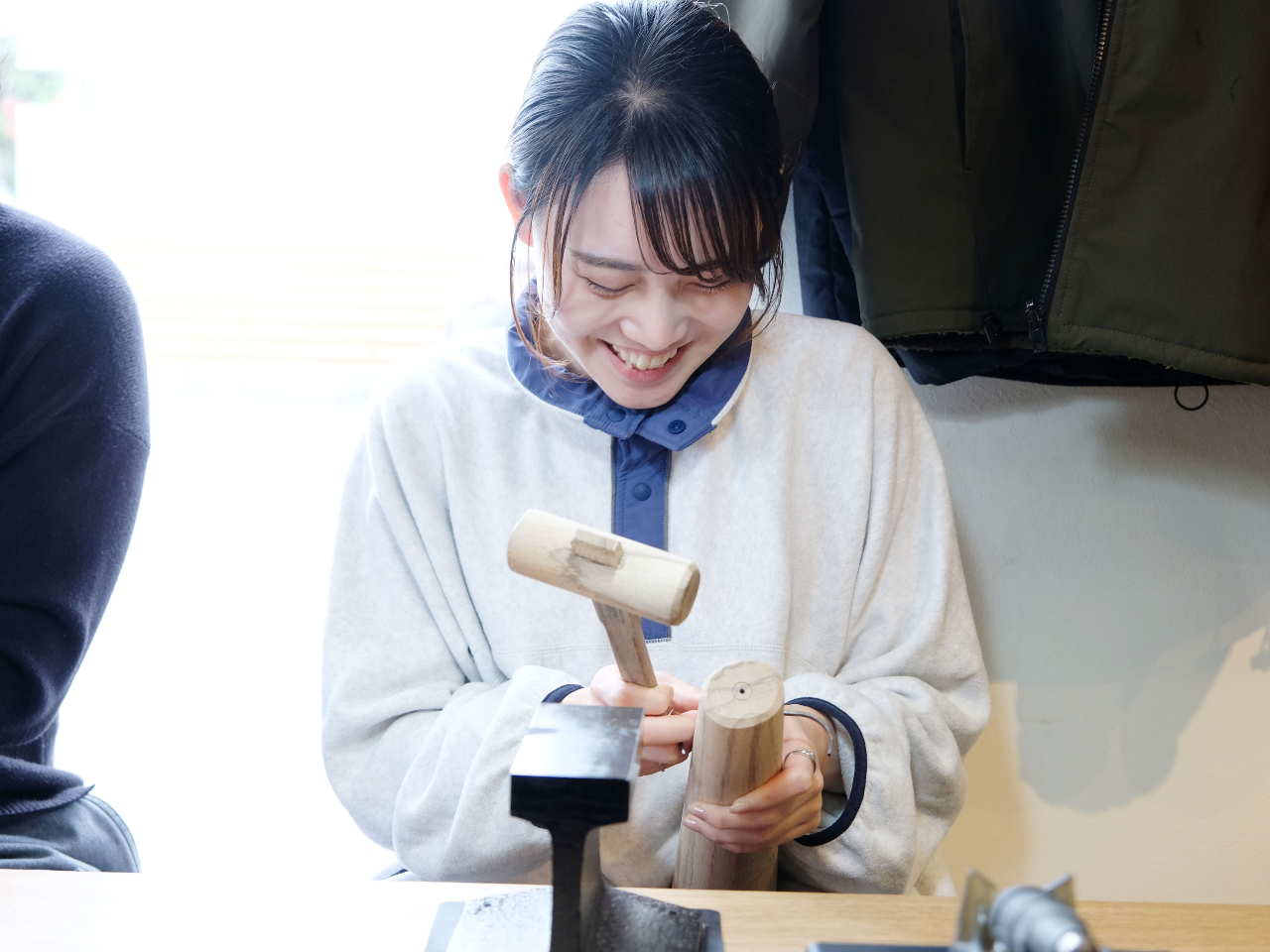 手首サイズにカットした地金を曲げていきます。