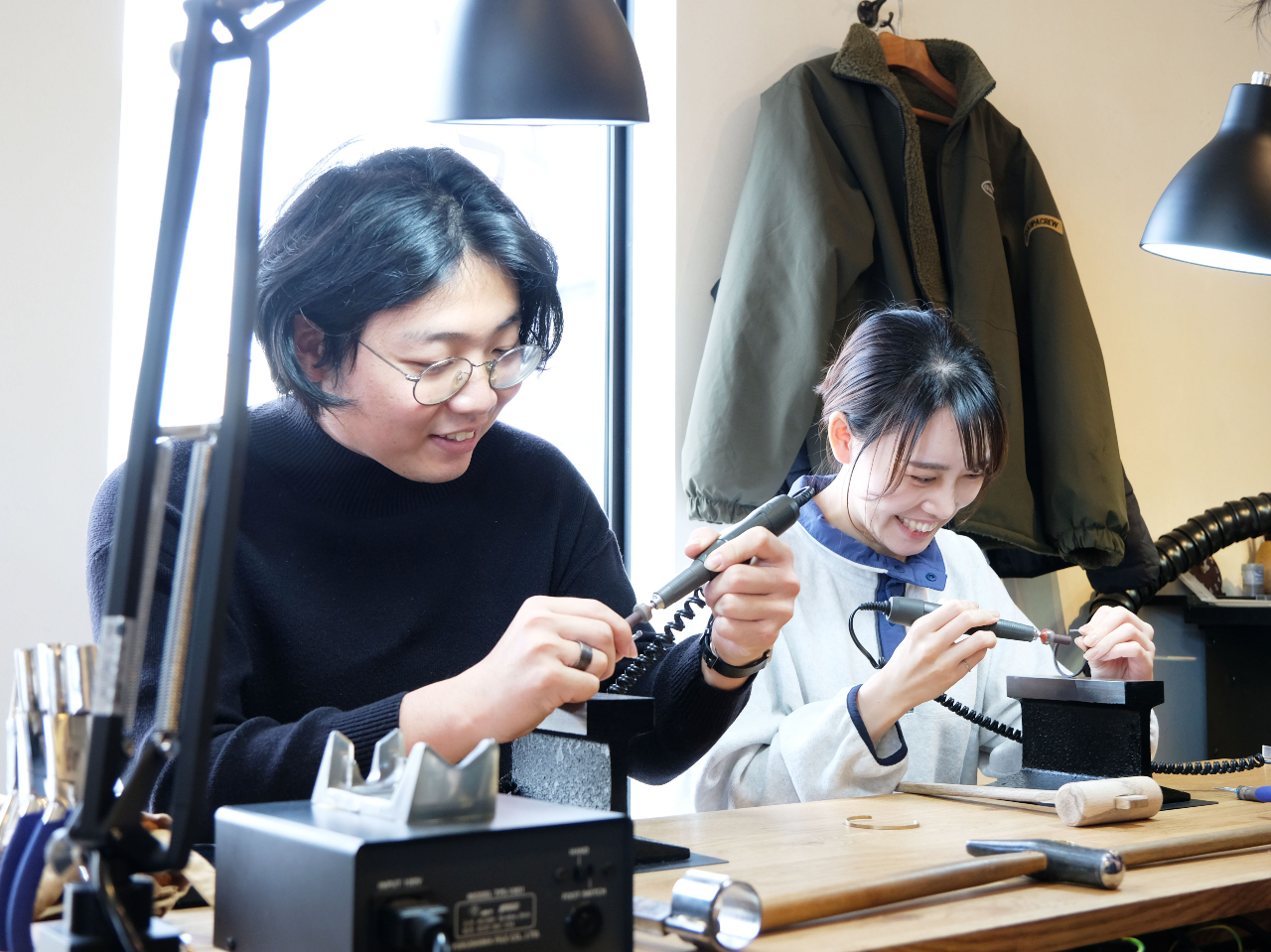 いよいよ、磨いていきます。着脱時に痛くないように開口部に丸みをつけていきます。