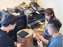 経験豊富な彫金職人のスタッフが、手順を丁寧に説明しサポートしますのでご安心ください