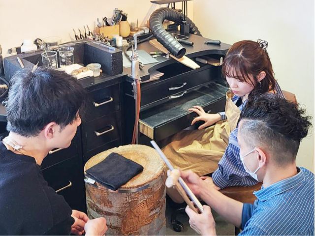 経験豊富な彫金職人のスタッフが、手順を丁寧に説明しサポートしますのでご安心ください