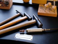 ペンダント制作は金槌で叩く、磨くの手順になります。難しく感じる場合は職人がお手伝いいたしますのでご安心ください。