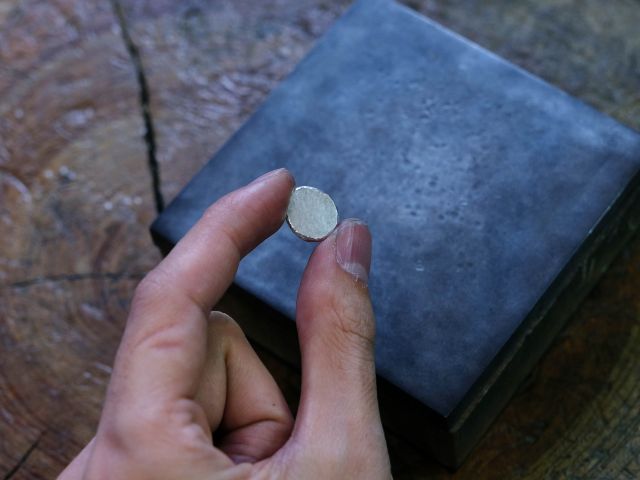 ご自身で叩いて平らにしていくペンダントは、お二人だけにしか出せない仕上がりとなります!