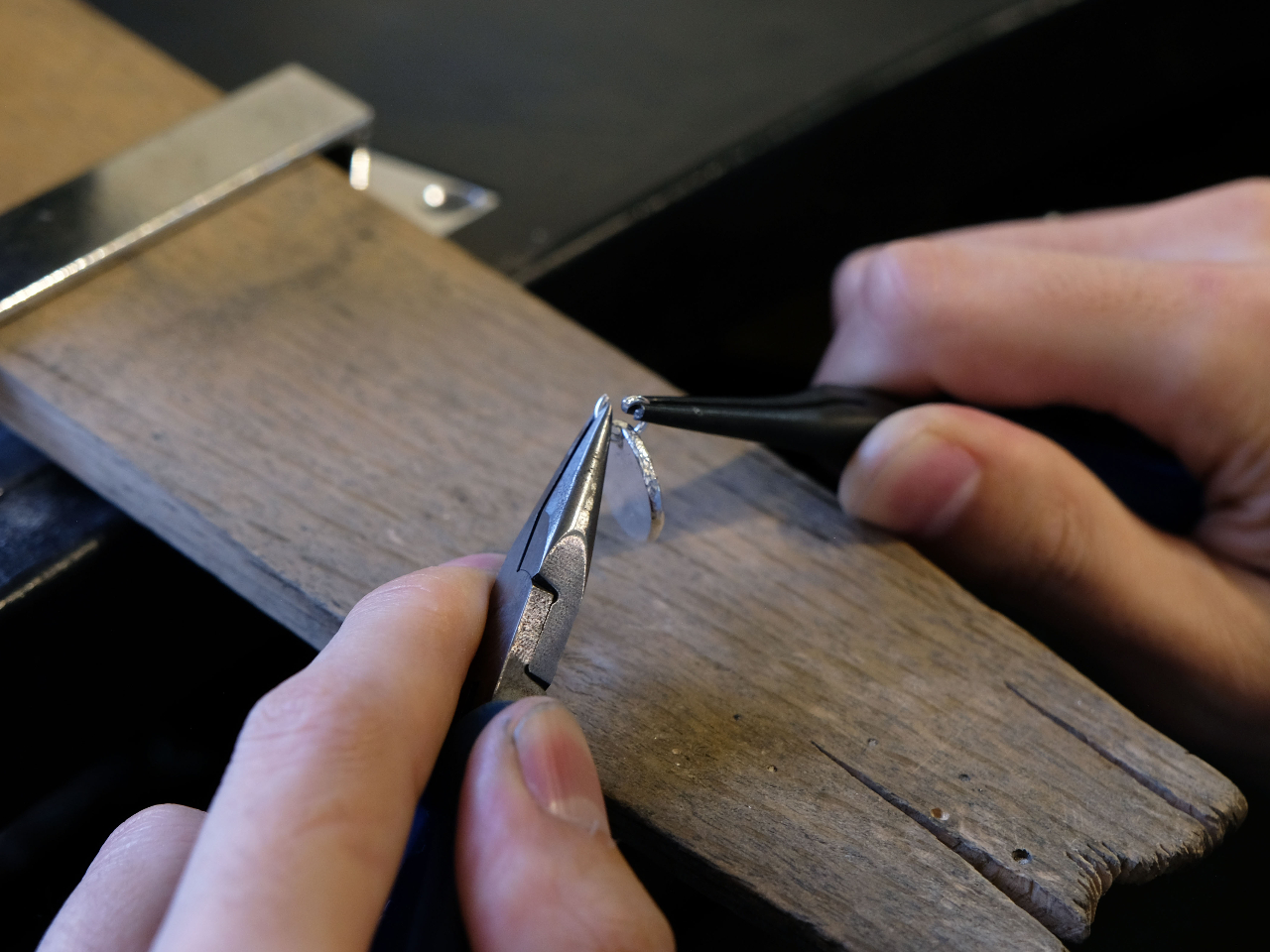 最後はチェーンを通すために丸カンを取り付けていきます。穴開けは職人がいたしますのでご安心ください。